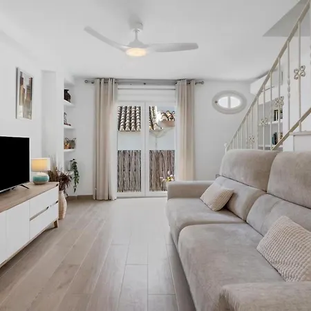 Home4u San Antonio - 1 Min Walk To Estepona